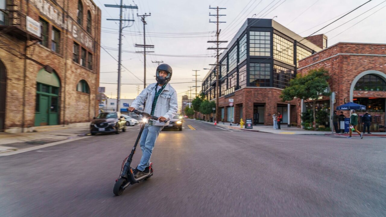 Ένα δυναμικό cross-over πατίνι για την πόλη